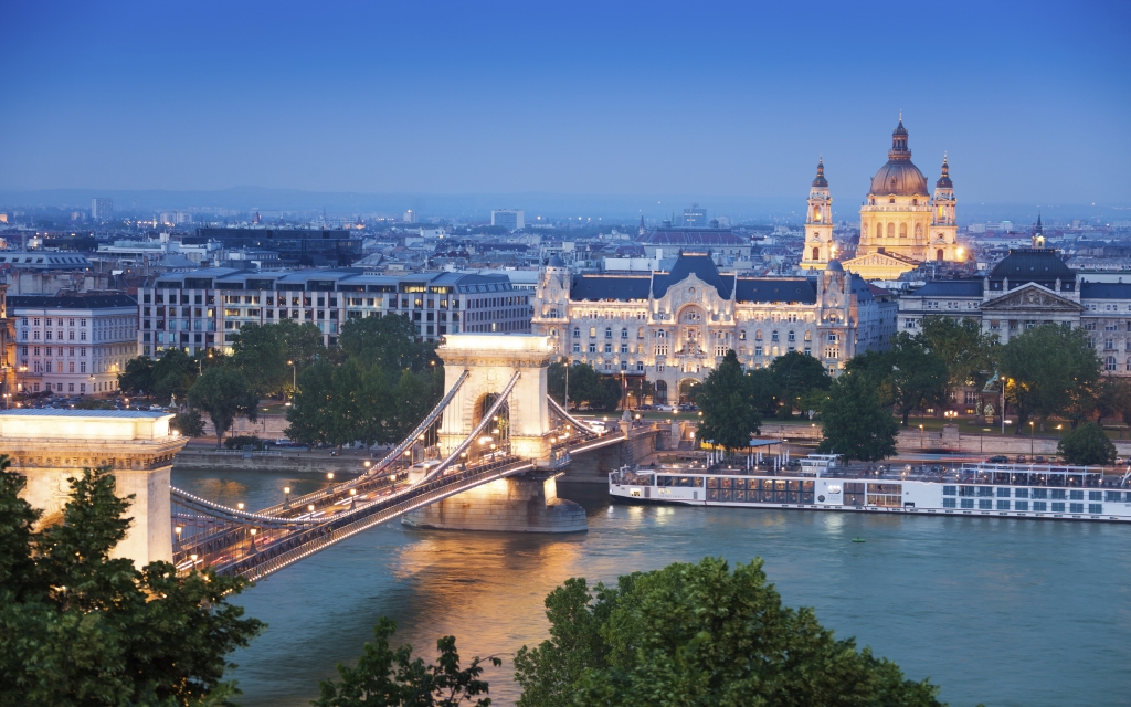 Chain Bridge Hungary for 1024 x 640 widescreen resolution