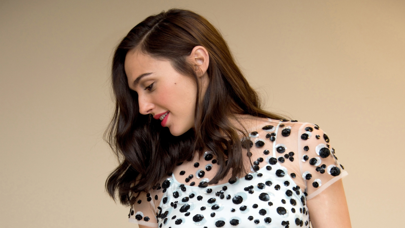 Gal Gadot 2017 for 1366 x 768 HDTV resolution