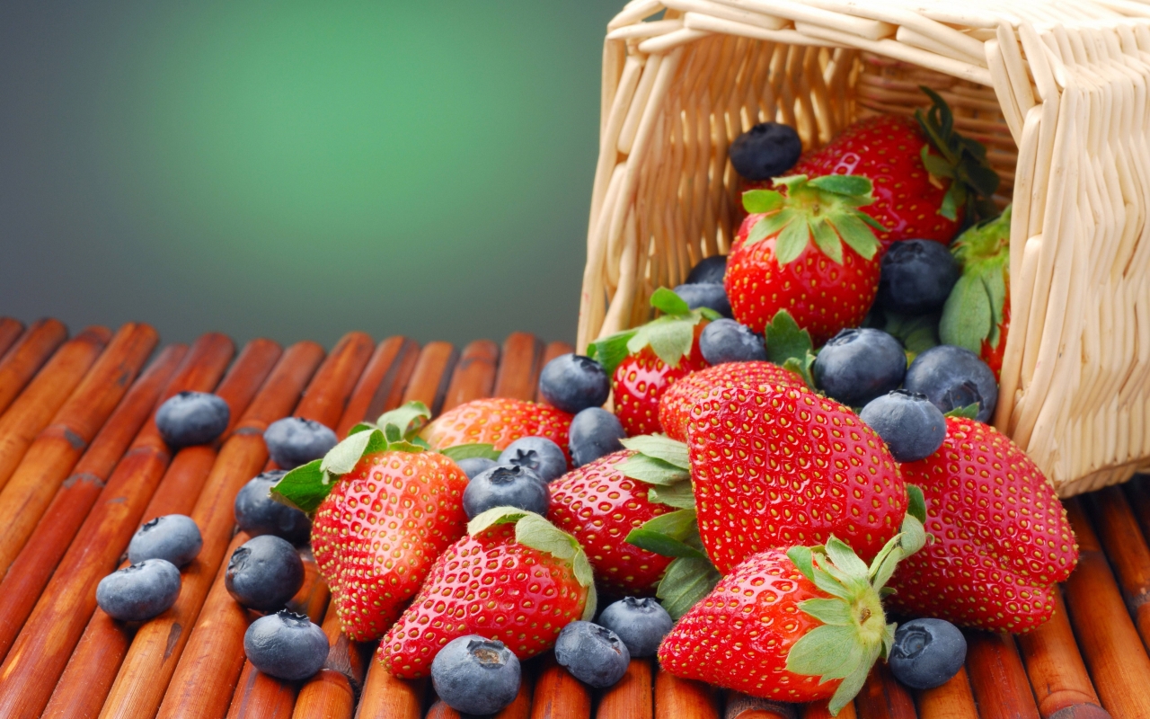 Strawberries in the basket for 1280 x 800 widescreen resolution