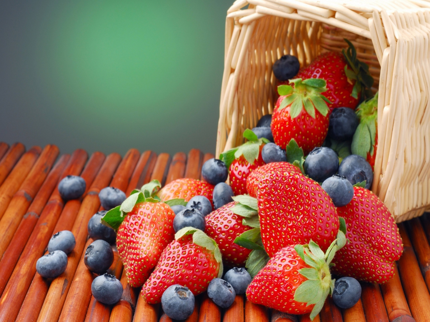 Strawberries in the basket for 1400 x 1050 resolution